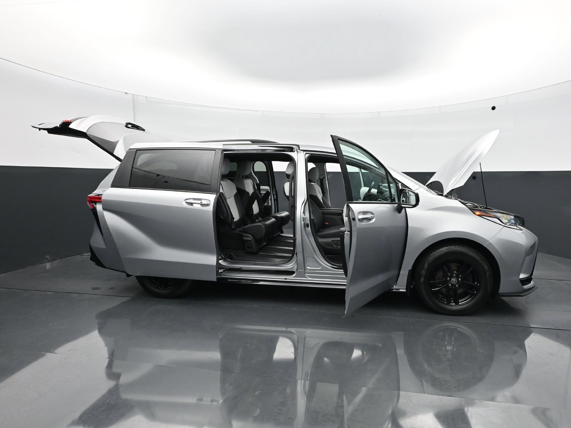 Used 2025 Toyota Sienna XSE AWD/4WD image 36