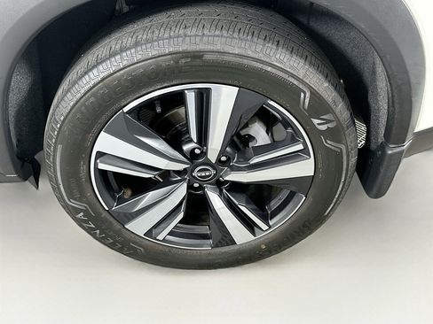 Used 2023 Nissan Rogue SL FWD image 11