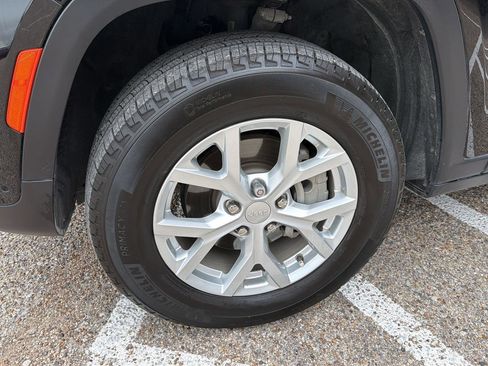 Used 2023 Jeep Grand Cherokee Limited w/ Luxury Tech Group II image 10