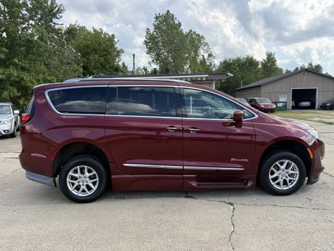 Used 2020 Chrysler Pacifica Touring-L FWD image 7
