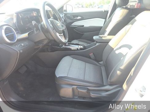 Used 2025 Chevrolet Trax LT w/ LT Convenience Package FWD image 9