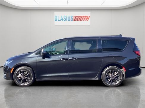 Used 2020 Chrysler Pacifica Touring-L image 6