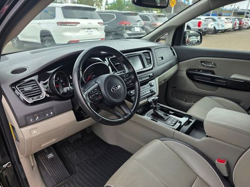 Used 2018 Kia Sedona SX image 11