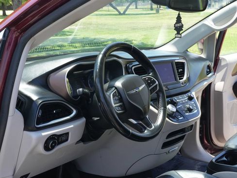 Used 2018 Chrysler Pacifica Touring-L FWD image 2