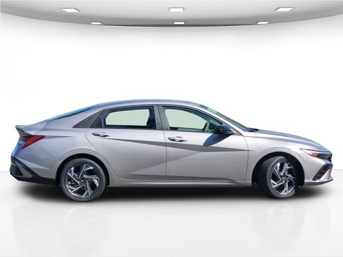 New 2025 Hyundai Elantra SEL image 9