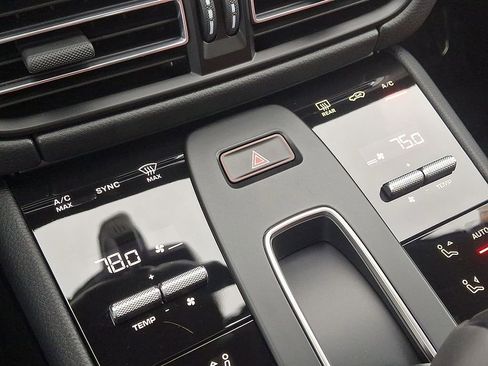 Used 2025 Porsche Macan image 17