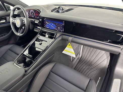 Used 2025 Porsche Panamera 4 image 31