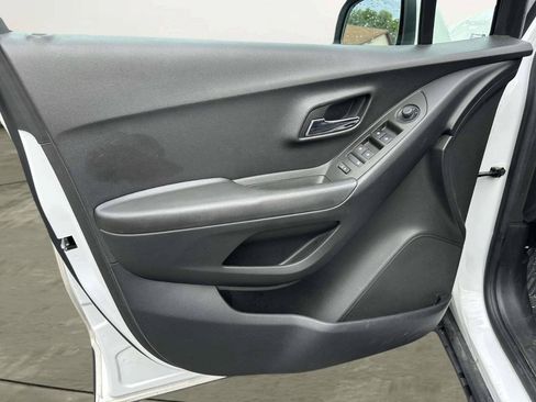 Used 2017 Chevrolet Trax LT w/ LT Convenience Package AWD/4WD image 12