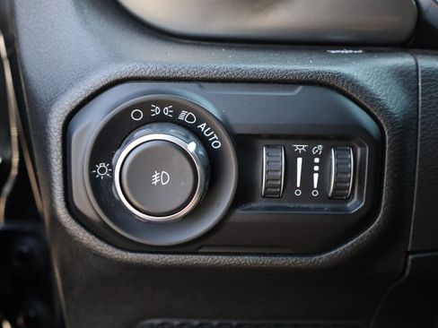 Used 2019 Jeep Wrangler Unlimited Sahara AWD/4WD image 21