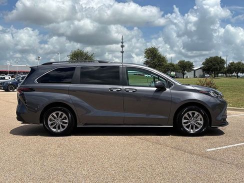 Used 2025 Toyota Sienna XLE FWD image 5