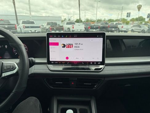 Used 2025 Volkswagen Tiguan SE R-Line image 9