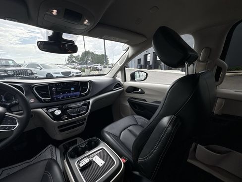 Used 2024 Chrysler Pacifica Touring-L FWD image 11