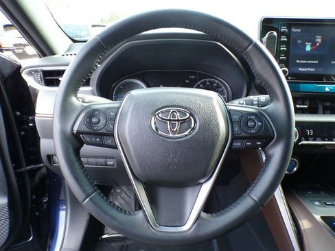 Used 2022 Toyota Venza XLE image 10