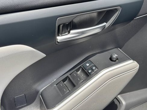 Used 2021 Toyota Highlander XLE FWD image 27