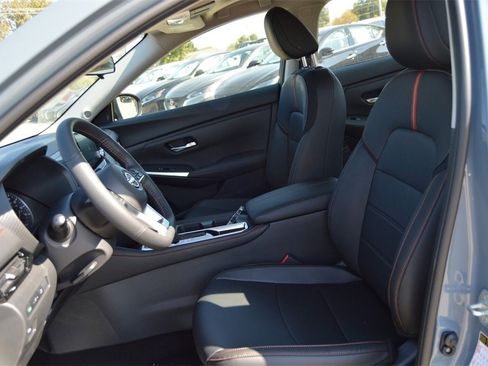 Used 2025 Nissan Sentra SR w/ SR Premium Package image 17