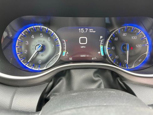 Used 2023 Chrysler Pacifica Touring-L image 13