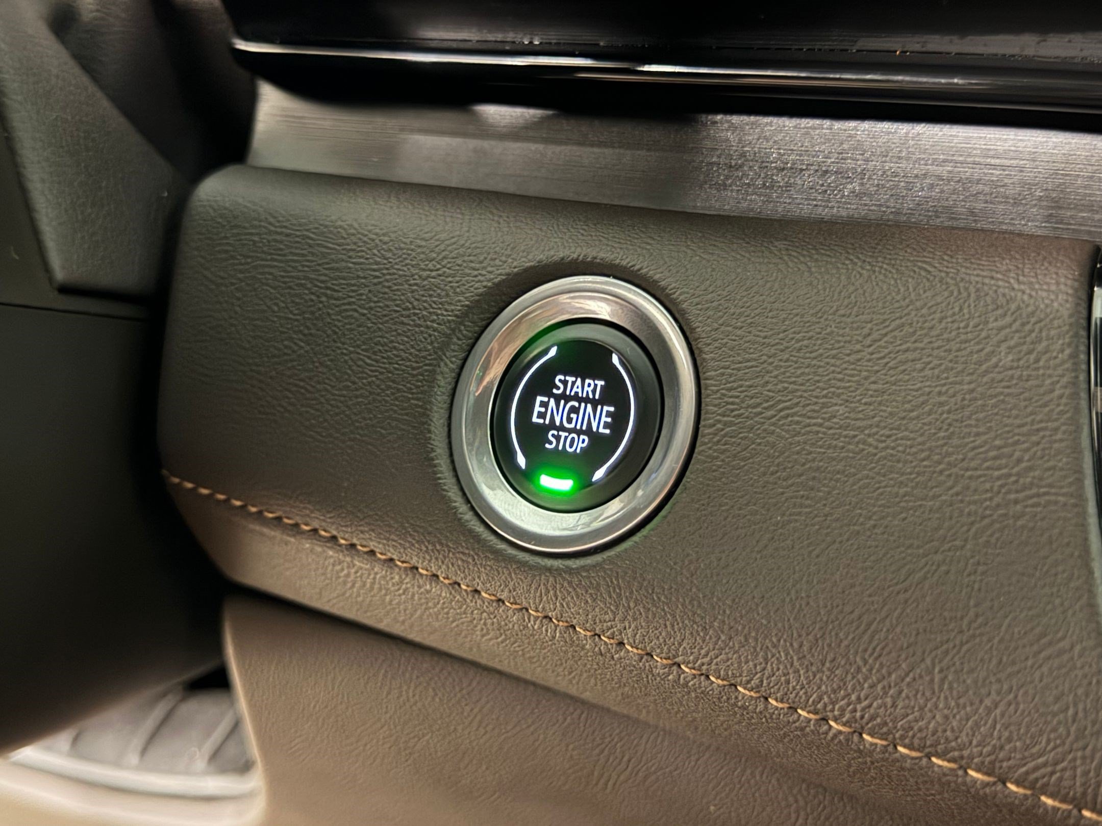 Used 2021 Cadillac Escalade ESV Premium Luxury w/ Driver Assist Tech Package AWD/4WD image 17