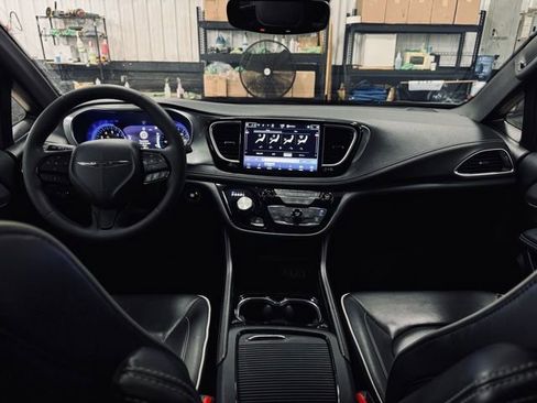 Certified 2025 Chrysler Pacifica Limited image 30