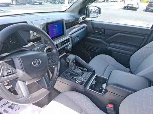 Used 2025 Toyota Tacoma SR5 AWD/4WD image 16
