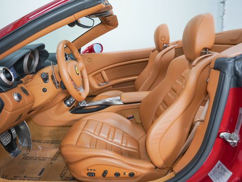 Used 2010 Ferrari California RWD image 35