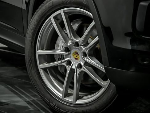 Used 2020 Porsche Cayenne AWD/4WD image 3