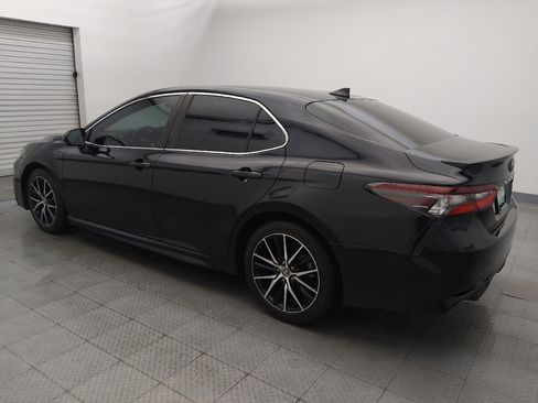 Used 2021 Toyota Camry SE image 3