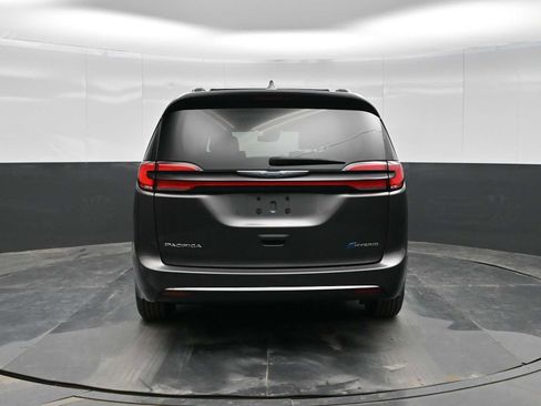 Used 2021 Chrysler Pacifica Limited w/ Uconnect Theater Family Group image 6