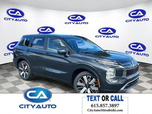 Used 2025 Mitsubishi Outlander SE image 1