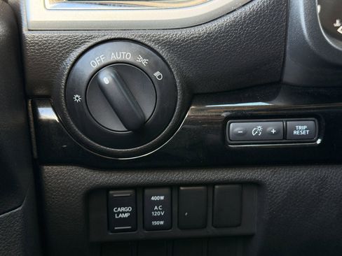 Used 2021 Nissan Titan SV w/ SV Convenience Package image 22