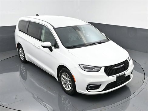 Used 2023 Chrysler Pacifica Touring-L image 20