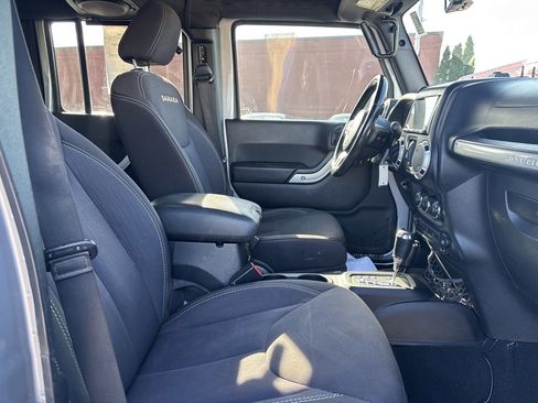Used 2014 Jeep Wrangler Unlimited Sahara w/ Connectivity Group image 28