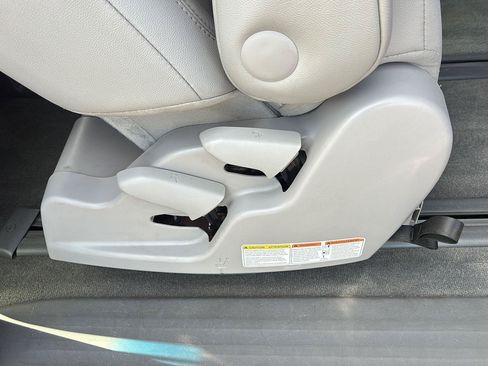 Used 2015 Toyota Sienna XLE AWD/4WD image 25