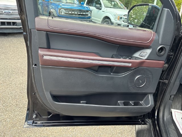 Used 2024 Ford Expedition Limited AWD/4WD image 7