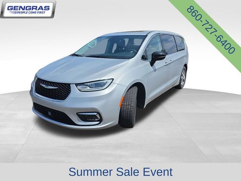 Certified 2024 Chrysler Pacifica Limited FWD image 4