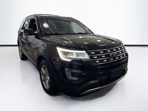 Used 2016 Ford Explorer XLT w/ Equipment Group 202A image 3