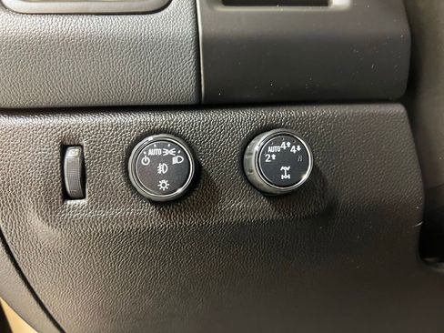 Used 2022 Chevrolet Colorado Z71 AWD/4WD image 17