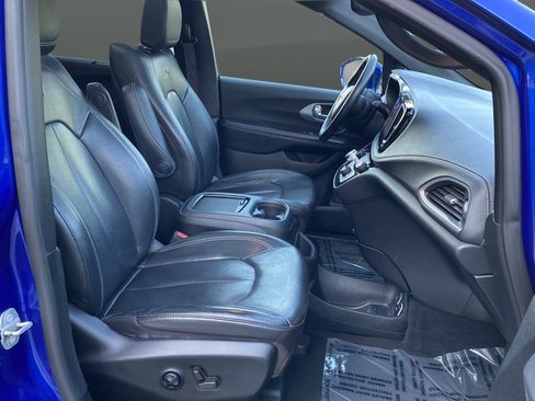 Used 2021 Chrysler Pacifica Touring-L w/ Uconnect Theater Family Group AWD/4WD image 25