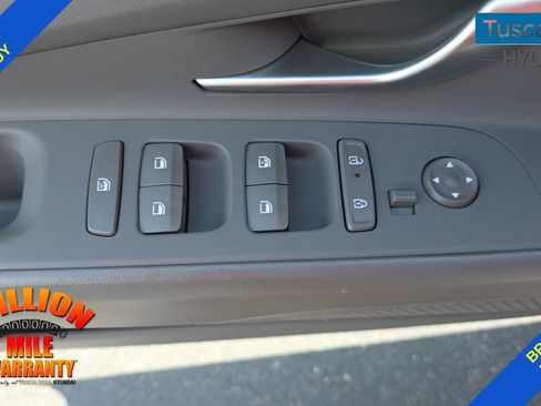 Used 2024 Hyundai Elantra SEL FWD image 13