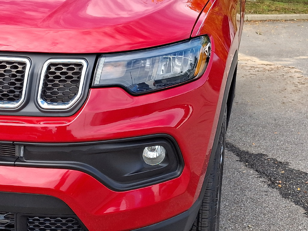 Certified 2023 Jeep Compass Latitude w/ Sun and Sound Group AWD/4WD image 9