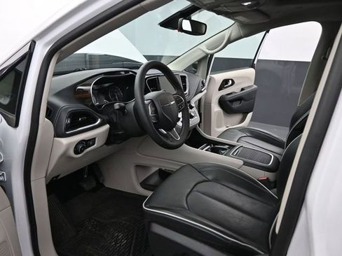 Used 2024 Chrysler Pacifica Limited w/ Trailer Tow Group image 10