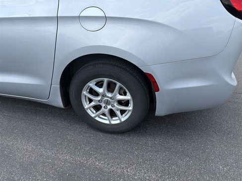 Used 2022 Chrysler Pacifica Touring-L FWD image 6