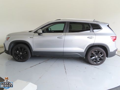 Used 2023 Volkswagen Taos SE w/ Panoramic Sunroof Package FWD image 7