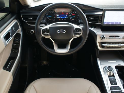 Used 2021 Ford Explorer XLT w/ Equipment Group 202A image 5