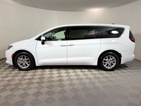 Used 2023 Chrysler Voyager LX FWD image 3