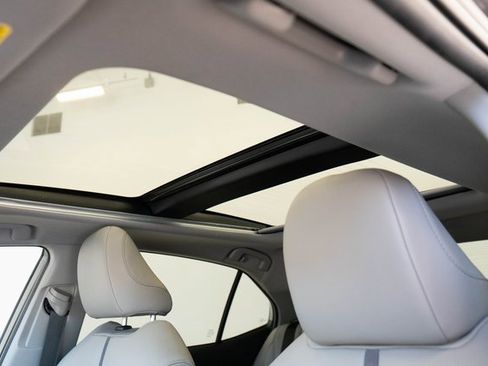 Used 2023 Toyota Camry XLE image 4