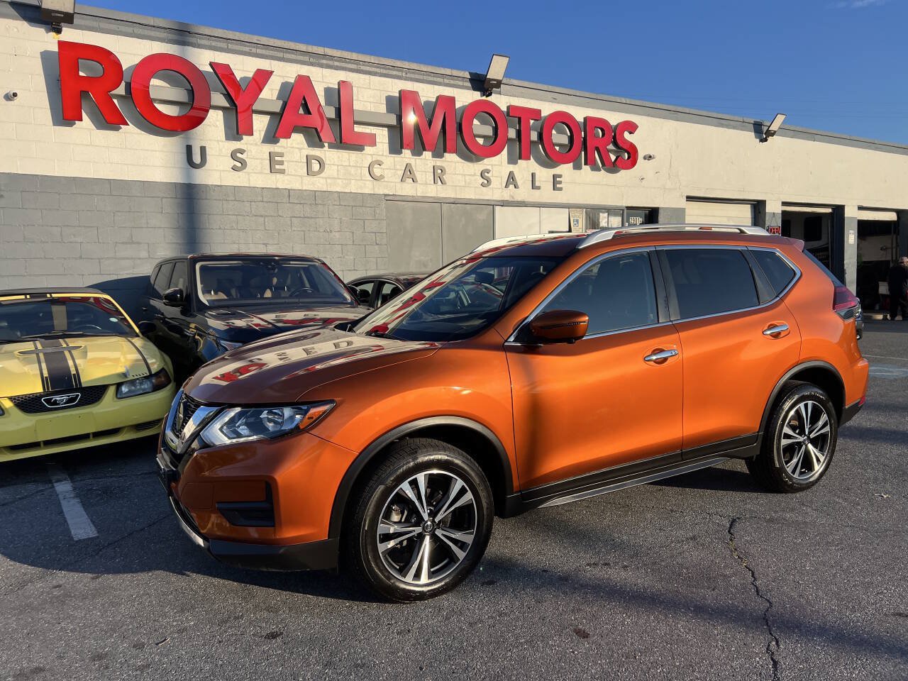 Used 2019 Nissan Rogue SV w/ Sun & Sound Touring Package AWD/4WD image 1