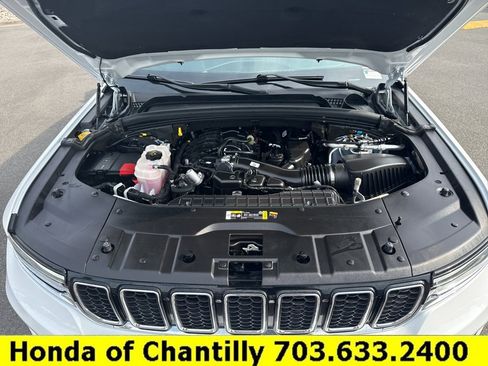 Used 2024 Jeep Grand Cherokee L Overland w/ Luxury Tech Group IV AWD/4WD image 32