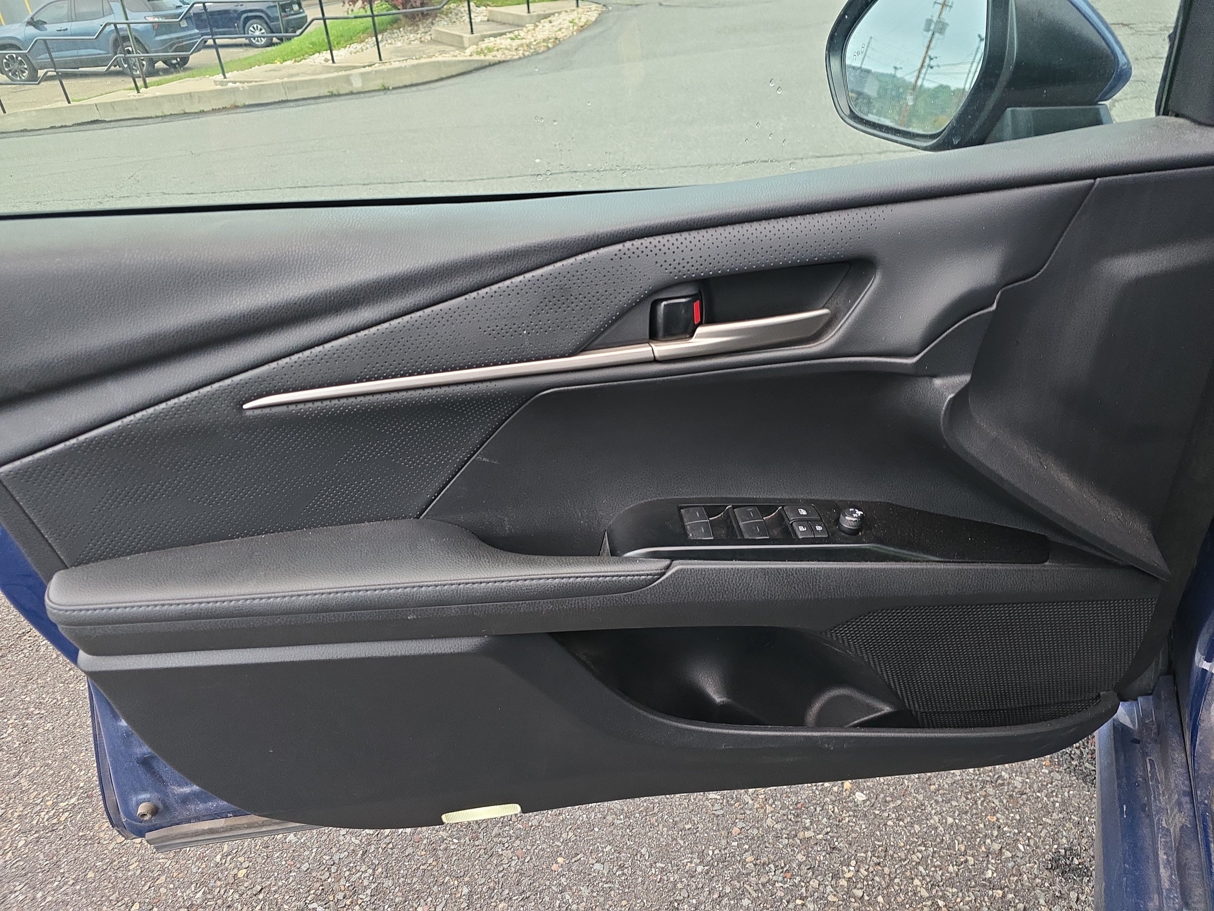 Used 2025 Toyota Camry XSE FWD image 12