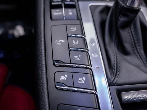 Certified 2021 Porsche Macan Turbo AWD/4WD image 29