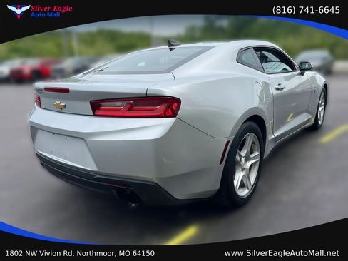 Used 2018 Chevrolet Camaro LT RWD image 6